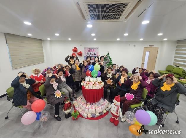 오산시 중앙동, ‘뇌튼튼 뜨개교실’ 어르신들 손뜨개 목도리 120여 개 기탁