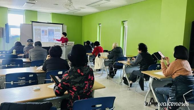 안산시의 한 복지관에서 시민들의 디지털 활용 능력 강화를 위한 교육이 진행되고 있다.