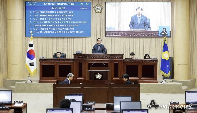 18일 의회 본회의장에서 진행된 제300회 제2차 정례회 제3차 본회의 중 한 장면