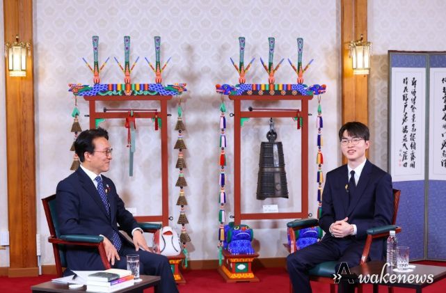 김민석 국무총리가 지난 18일 총리서울공관에서 프로게이머 '페이커' 이상혁 선수를 초청해 '제7차 토론나라: 총리의 인터뷰'를 진행하고 있다.