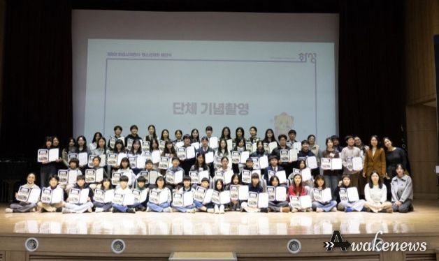 지난 20일 열린 제8대 화성특례시 어린이 청소년 의회 해단식에서 의원들이 기념촬영을 하고 있다