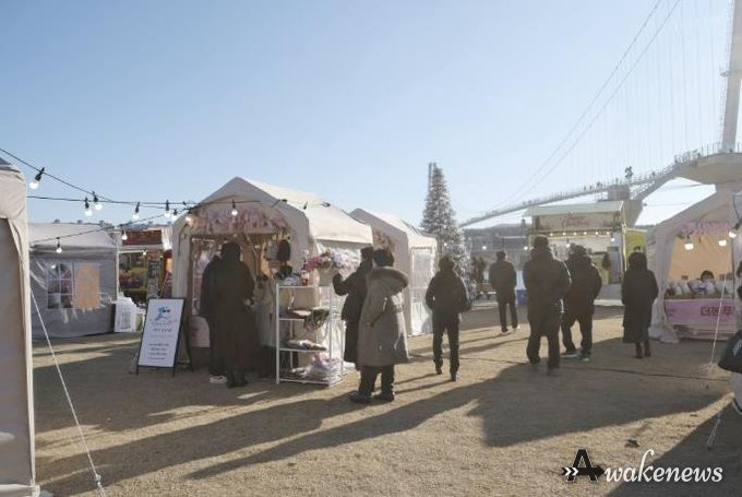 출렁다리 야경 아래 크리스마스 마켓… '핑크 홀리데이 여주'