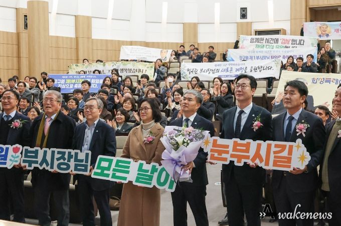 29일 열린 정구원 화성특례시 제1부시장 퇴임식에서 참석자들이 기념촬영을 하고 있다