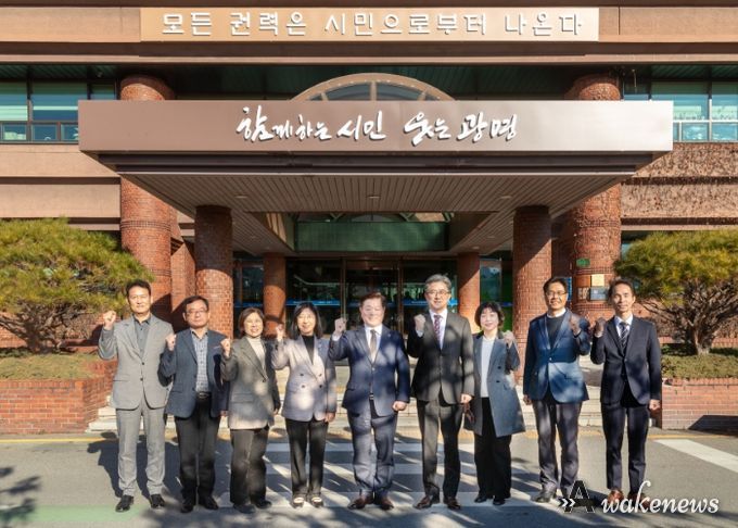 박승원 광명시장(사진 가운데)이 정순욱 부시장(사진 오른쪽 네 번째), 실국장들과 '모든 권력은 시민으로부터 나온다'는 문구가 새겨진 시청 본관 앞에서 기념사진을 촬영하고 있다.