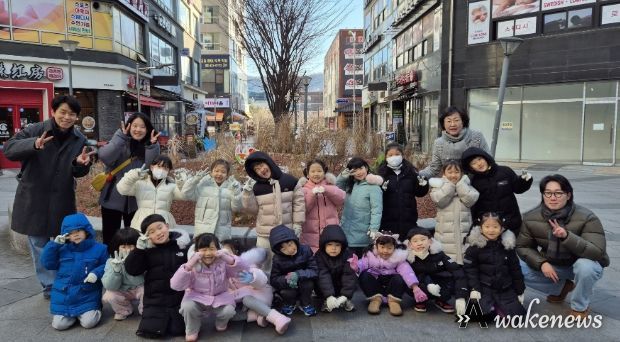 30일 소하상업지구에서 예술 조형물 설치 행사를 진행하고 시립소하누리어린이집 원아들과 기념사진을 촬영하고 있다.