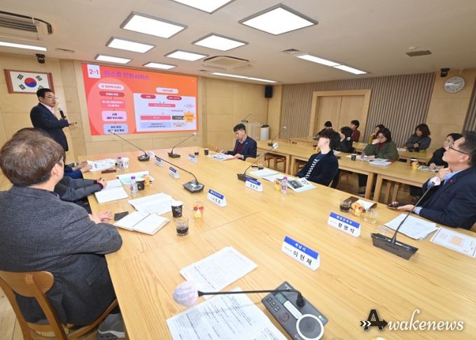 29일 시청 상황실에서 행정안전부 주관으로 개최된 ‘민원공무원 보호 및 제도 개선 우수사례 컨설팅’에서 이현재 하남시장이 직접 하남시의 민원제도 개선 우수사례인 ‘원스톱 민원서비스’에 대해 발표하고 있다.