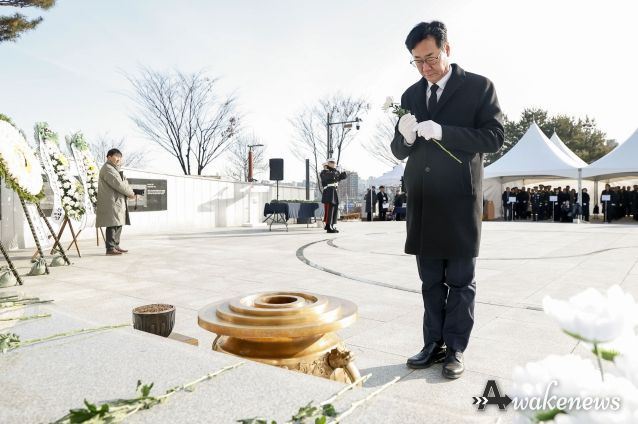 정명근 화성특례시장이 화성현충공원에서 현충탑 신년참배를 하고 있다.