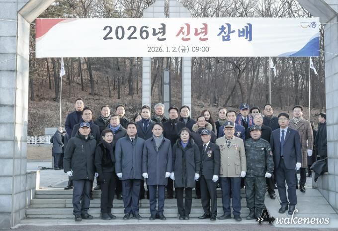 임병택 시흥시장, 현충탑 참배로 병오년 새해 출발