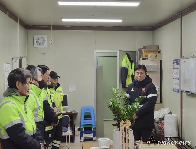 조용익 부천시장이 현장대기소를 찾아 환경미화원들의 노고에 감사를 표하고 있다.