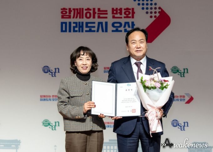 이권재 오산시장에게 2025년 종무식에서 표창장을 봉납한 모습