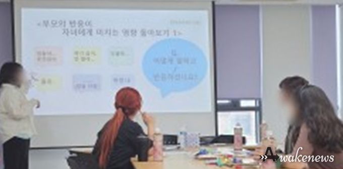 「은빛톨이 보호자 모임」에서 은둔 경험 청년 멘토와 보호자들이 서로의 경험을 나누며 지지와 공감의 시간을 갖고 있다. (제공=부천시청소년상담복지센터)