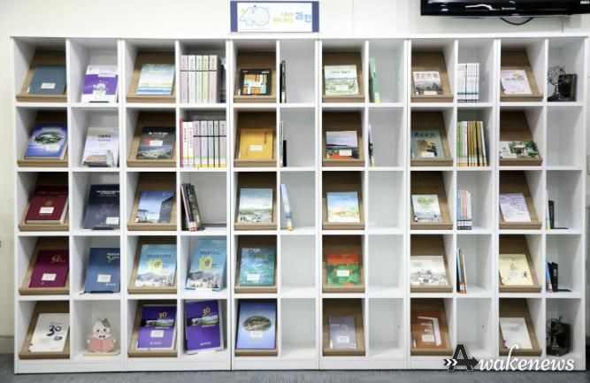 과천시 정보과학도서관에서 전시중인 과천시 승격 관련 도서 모습