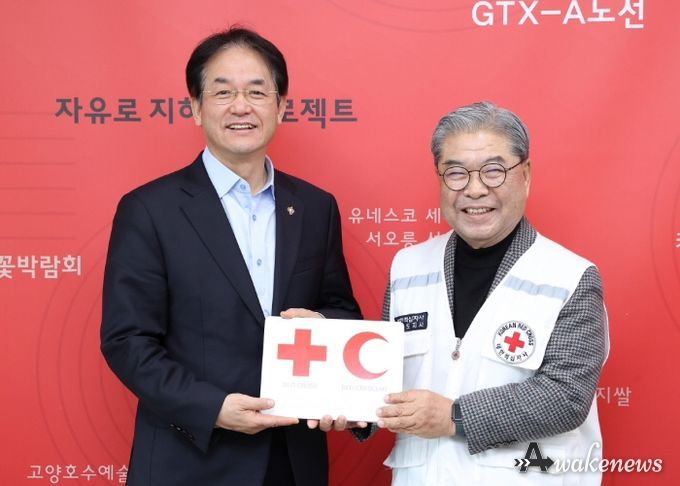 2026년도 적십자 특별회비 전달식 기념촬영_이동환 고양특례시장(왼쪽), 이재정 대한적십자사 경기도지사 회장(오른쪽)