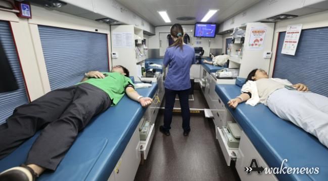 과천시민들이 헌헐 활동에 참여하고 있다