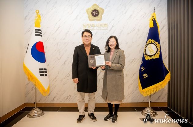 남양주시의회, 공공도서관 사회적 가치 확산에 기여한 공무직 근로자 이인자 작가 표창 수여식 개최