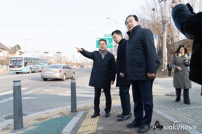 23일 오후 김동연 경기도지사와 이권재 오산시장이 북오산ic 진입로 확장 현장 확인을 하고 있다.