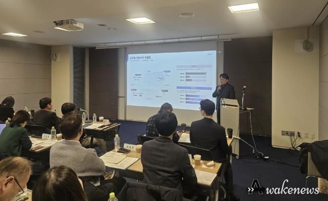 ㈜클라우드앤 관계자가 22일 서울 중구 대한상공회의소에서 열린 ‘2025년 스마트시티 혁신 기술 발굴 사업 성과공유회’에서 공공시설을 대상으로 한 에너지 절감 사업 실증 사례를 설명하고 있다.