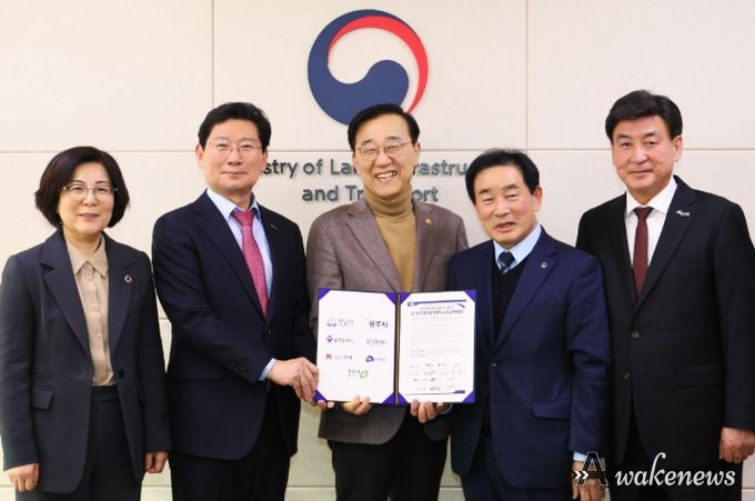 이상일 용인특례시장이 26일 정부세종청사에서 김윤덕 국토교통부 장관에게 '중부권광역급행철도(JTX)'의 신속한 추진을 촉구하는 공동건의문을 전달했다. (사진은 왼쪽부터 김보라 안성시장, 이상일 용인특례시장, 김윤덕 국토교통부장관, 송기섭 진천군수, 방세환 광주시장)