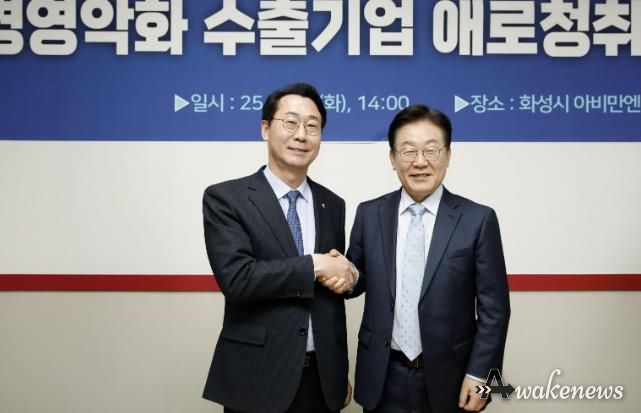 정명근 화성특례시장과 이재명 당시 더불어민주당 당대표가 악수를 하고 있다.