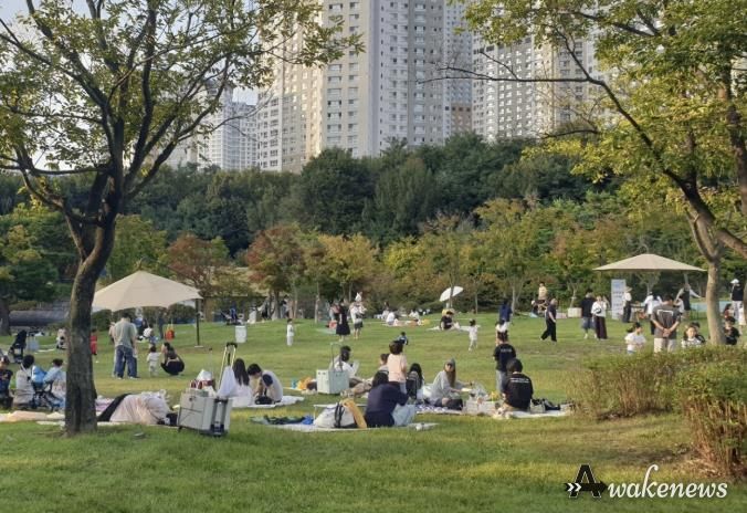 수원 광교호수공원 내 시민들이 피크닉을 즐기고 있다.