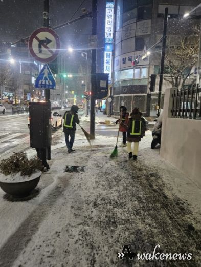 고양시 안전보안관이 제설작업을 펼치고 있다.