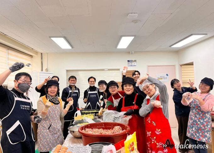 ‘설 명절 모둠전 나눔 행사’참여자들이 기념촬영을 위해 포즈를 취하고 있다.