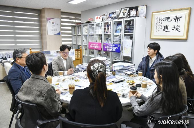 김병수 김포시장이 ‘청렴 팝업 카페’에서 직원들과 자유로운 분위기 속에서 대화를 나누고 있다.