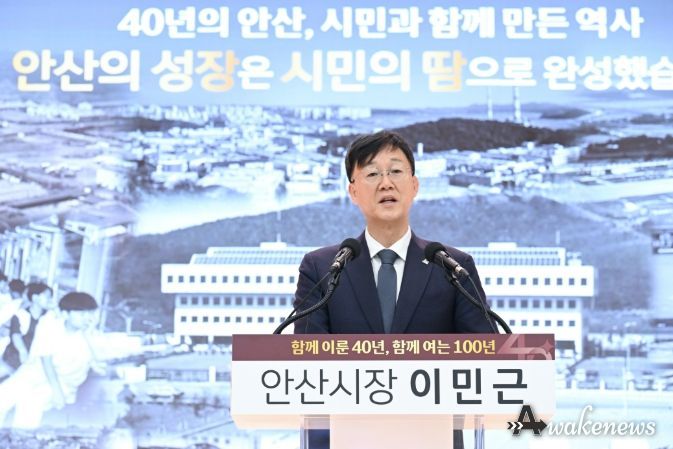 이민근 안산시장이 지난달 21일 신년 기자간담회에서 첨단로봇과 AI 기반 대전환의 원년을 열겠다는 포부를 밝히고 있다..jpeg