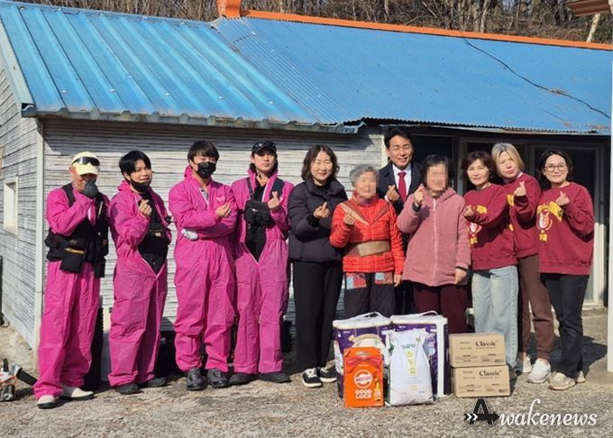 ‘선명하게’와 ‘함개냥동물복지보호센터’ 임직원들이 독거노인 가정 청소 봉사를 진행하고 있다.