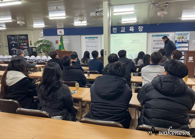 현장관계자로부터 기초 공법에 대한 브리핑 모습