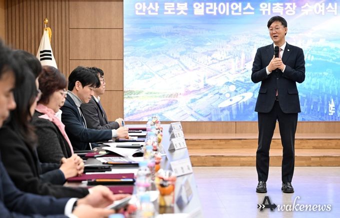 ‘이민근 안산시장이 27일 안산시청에서 진행된 '안산 로봇얼라이언스 위촉장 수여식'에서 발언하고 있다.