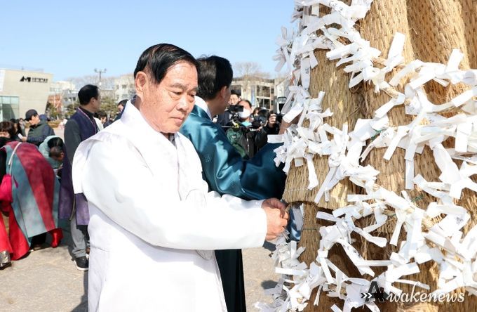 이재식 수원특례시의회 의장이 대보름 민속놀이 한마당에서 소원지를 달고 있다