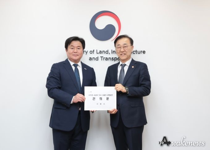 임병택 시흥시장(왼쪽)이 3일 서울 국토발전전시관에서 '신천~신림선' 관련 김윤덕 국토교통부 장관(오른쪽)을 면담하고 공동건의문을 전달하고 있다.