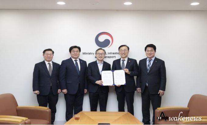 유성훈 금천구청장(사진 가운데)이 박준희 관악구청장(왼쪽 다섯번째), 박승원 광명시장(왼쪽 첫번째), 임병택 시흥시장(왼쪽 두번째)과 함께 김윤덕 국토교통부 장관(왼쪽 네번째)을 만나 ‘신천~신림선 제5차 국가철도망 구축계획 반영 및 조기 추진 촉구 공동건의문’을 전달하고 기념 촬영을 하고 있다.