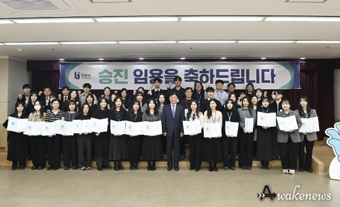 8급 승진자들이 기념 촬영을 하고 있다.