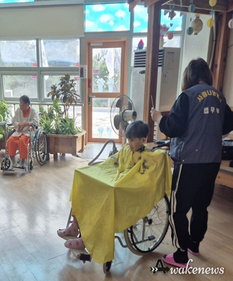 요양원 어르신의 마음을 다듬는 미용사