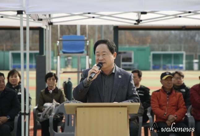 남양주시협회장기 테니스대회에서 선수들을 격려하고 있는 주광덕 시장