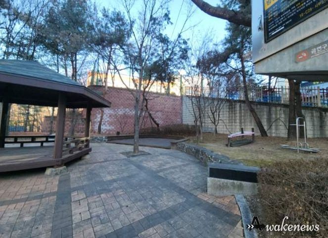 기흥구는 마북초 후문 앞 쉼터를 정비해 정원형 휴게공간으로 조성한다. 사진은 마북초 후문 앞 쉼터