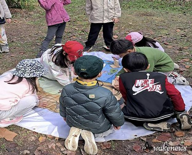 성남지역 어린이집 원아들이 지난해 10월 탄천 수내습지생태원에서 ‘가을열매로 비석치기 놀이’를 하고 있다.