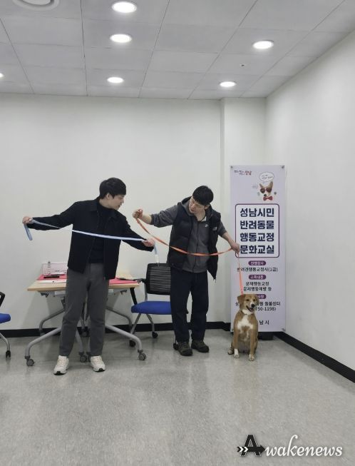 성남시 반려동물돌봄센터에서 전문 훈련사가 반려견과 견주에 문제행동 교정 교육 진행 중이다.