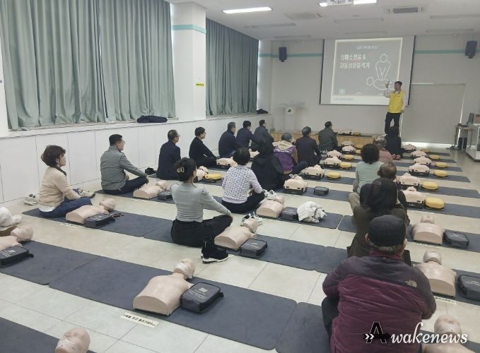 생명지킴이 공동체 안전체험 교육 참가자들이 심폐소생술 실습을 하고 있다