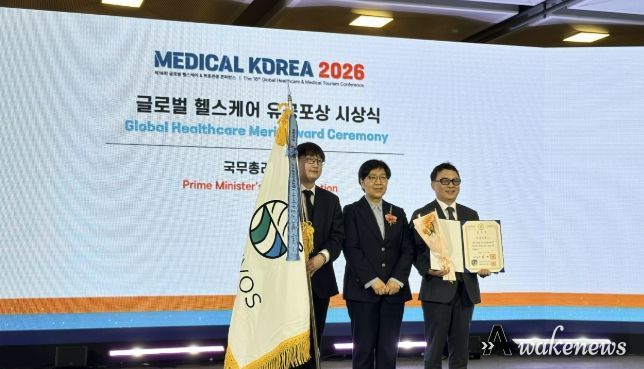 최준환 ㈜와우보스 대표가 ‘메디컬코리아 2026 글로벌 헬스케어 유공’ 국무총리상을 받고 있다.