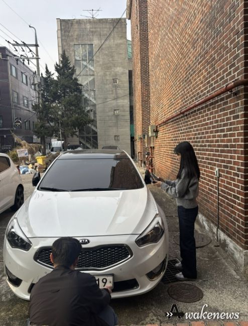 용인특례시 단속반이 24일 체납차량 번호판을 영치하고 있다