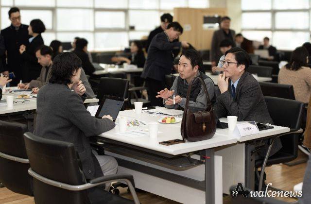지난 3월 18일 성남산업단지관리공단 대회의실에서 열린 '2026 성남 제조 AX 솔루션 커넥트' 행사에서 식품제조기업들이 일대일 상담을 받고 있다.