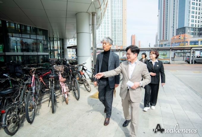 김병수 시장이 24일 현장행정을 통해 공유자전거 및 전동킥보드 관리 현황을 살피고 있다.