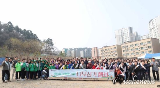 이상일 용인특례시장은 27일 식목일을 맞아 열린 나무심기 행사에서 참석자들과 기념촬영 했다