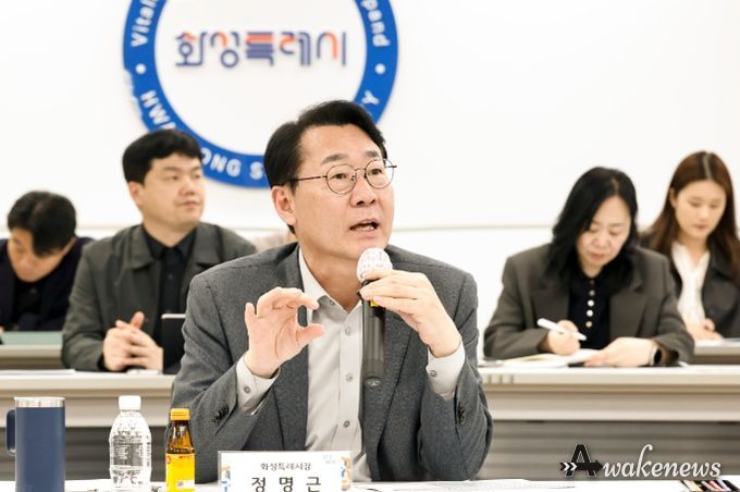 정명근 화성특례시장이 동탄2신도시 교통개선대책 용역 착수보고회에서 상습 정체 해소를 위한 추진 방향을 설명하고 있다.