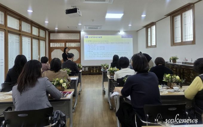 명예공중위생감시원들이 27일 안산시행복예절관에서 직무교육을 듣고 있다.