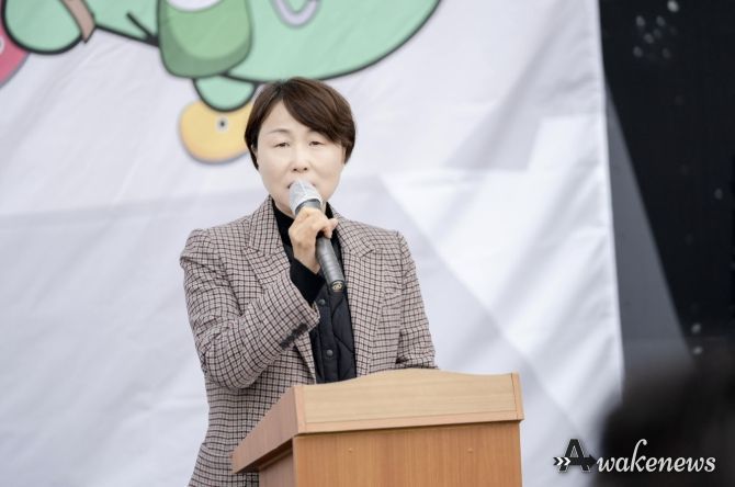 2026년 제2회 용인특례시의회 의장배 스포츠클라이밍 대회 개회식에서 유진선 의장이 대회사를 하고 있다.