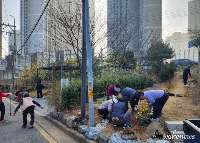 광명시 일직동 행정복지센터는 지난 28일 본격적인 봄철을 맞아 쾌적하고 아름다운 마을 환경을 조성하기 위해 호봉골 소공원 일대에서 ‘2026년 시민참여 꽃 심기’ 행사를 실시했다.